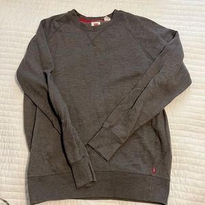 Gray Levi’s sweatshirt